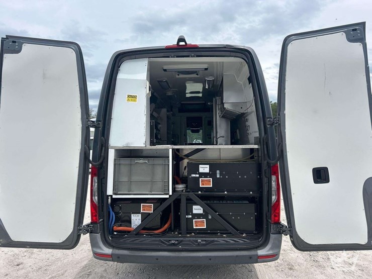 2021-mercedes-benz-sprinter-4500-image-30