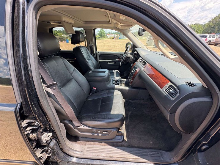 2012-chevrolet-suburban-1500-image-24