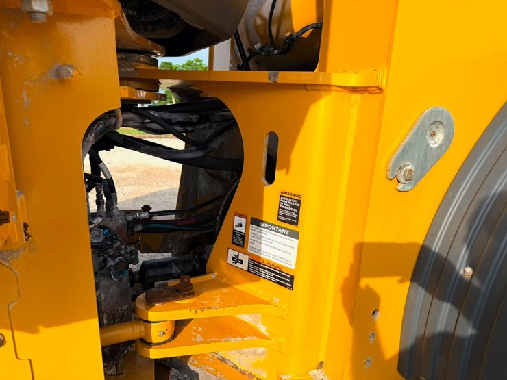 2019-deere-724k-image-17