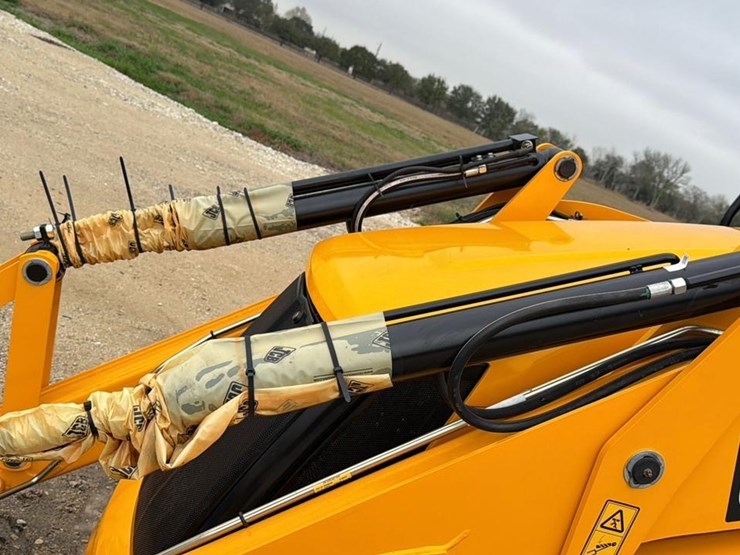 2024-jcb-3cx-image-13