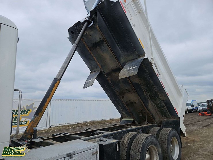 2015-peterbilt-567-image-19