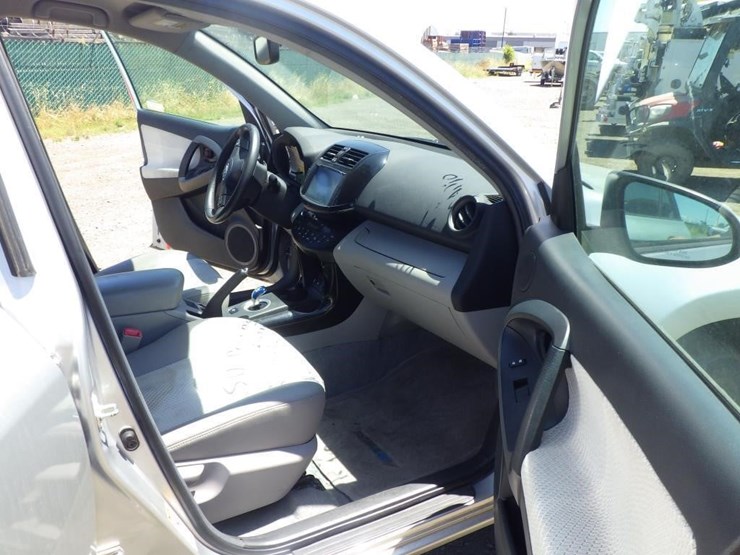 2014-toyota-rav4-image-6
