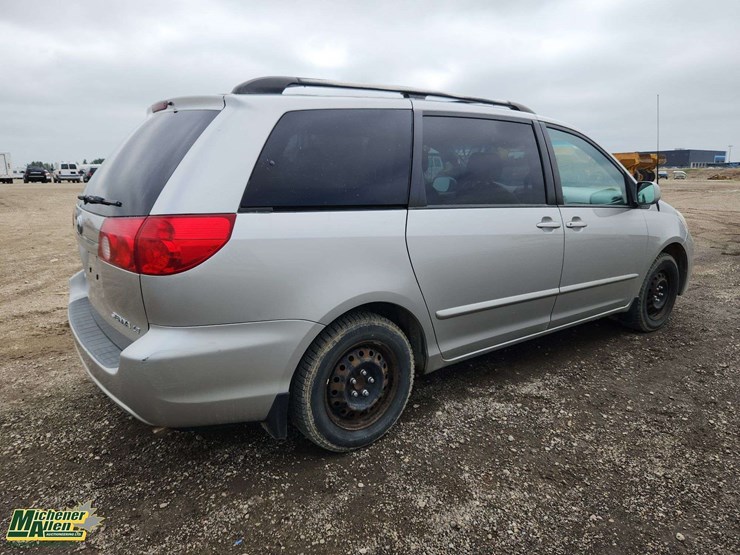 2007-toyota-sienna-le-image-4