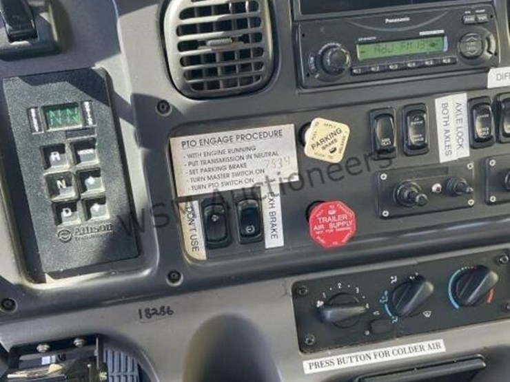 2011-freightliner-m2-106-image-32