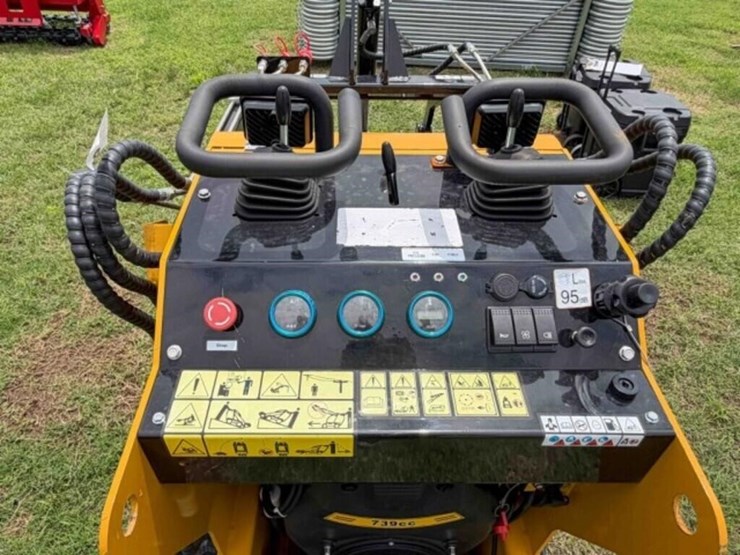 agt-mx-crt23-mini-track-loader-image-3