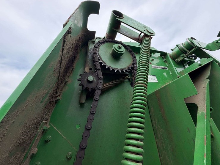 2010-john-deere-568-image-24