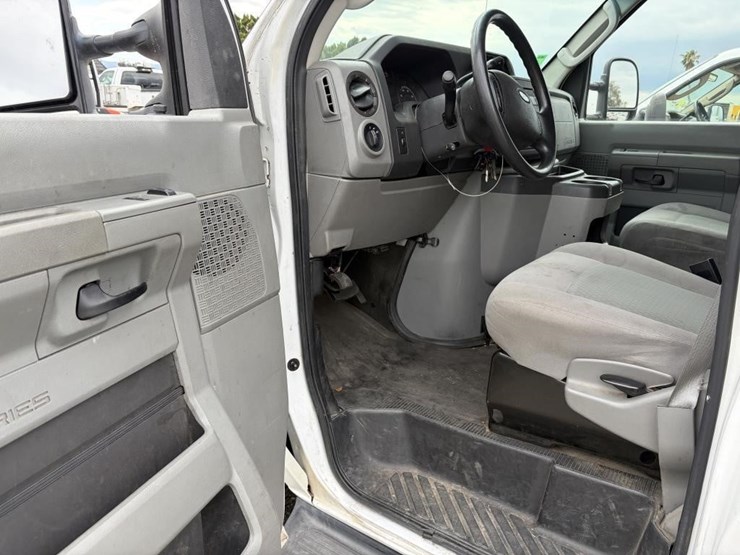 2013-ford-e350-sd-image-12