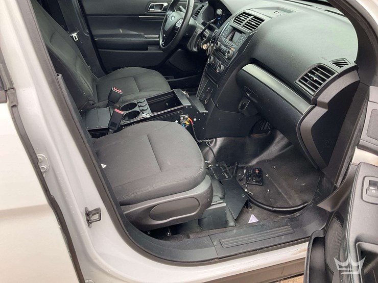 2017-ford-explorer-image-24
