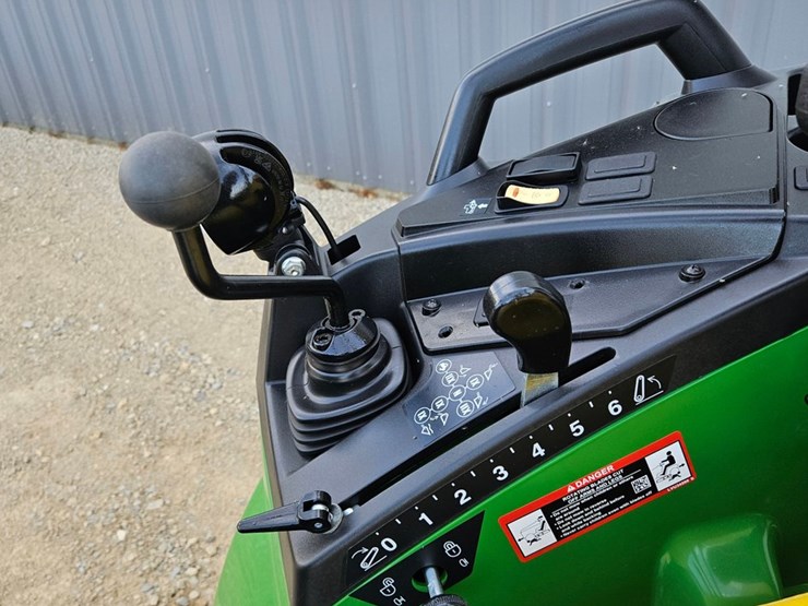 john-deere-2032r-image-33