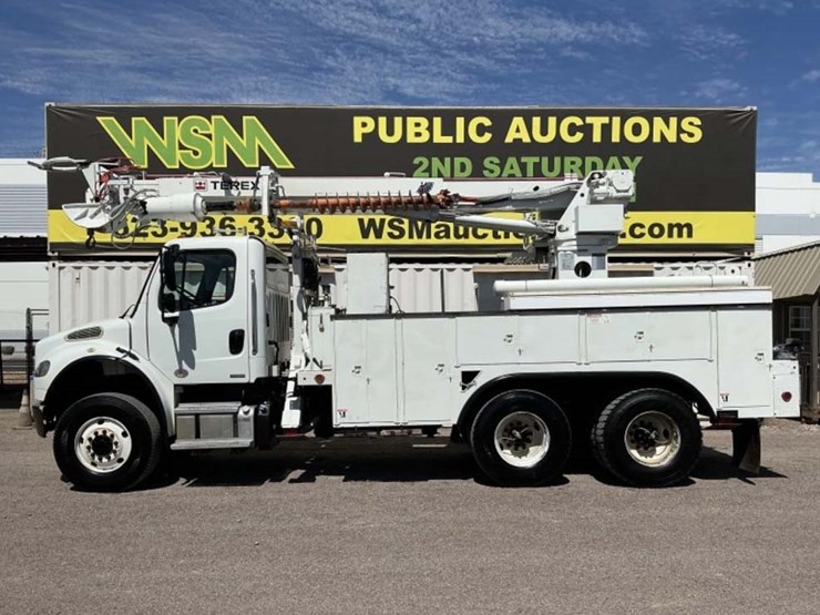 2011-freightliner-m2-106-image-1