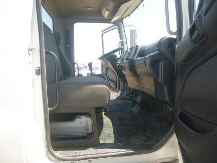 2013-hino-268-image-24
