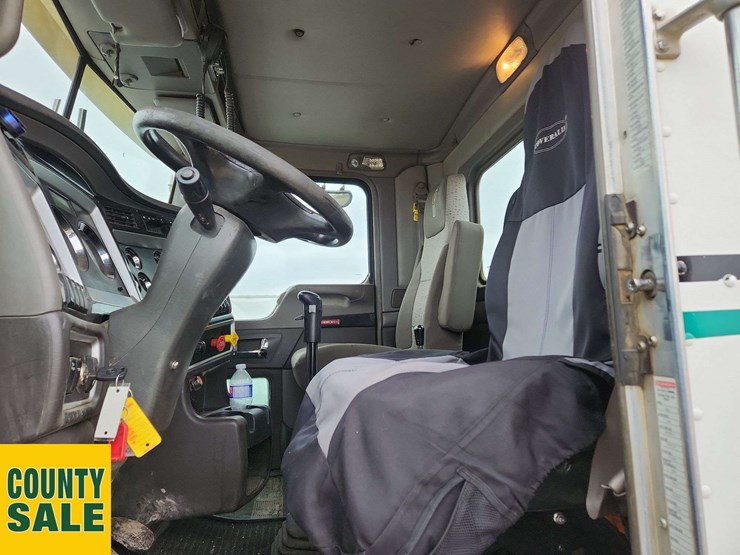 2011-kenworth-t800-image-16