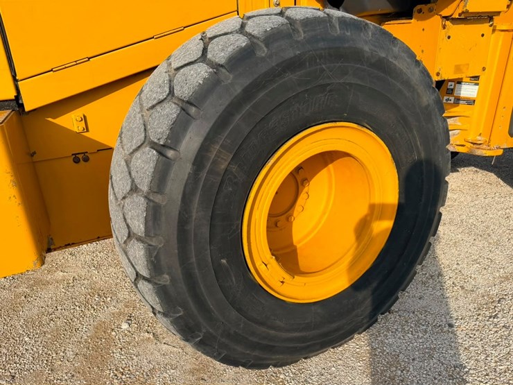2019-deere-724k-image-34