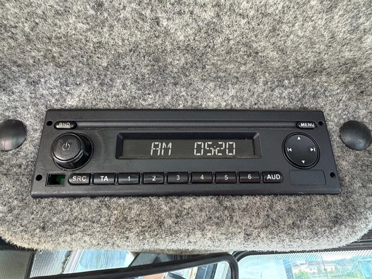2019-deere-724k-image-30