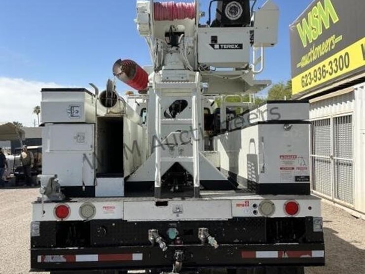 2012-freightliner-m2-106-image-6