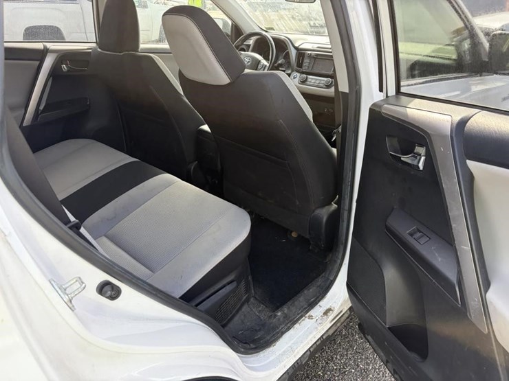 2016-toyota-rav4-image-10