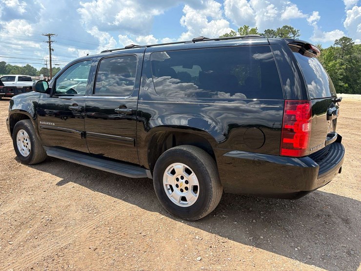 2012-chevrolet-suburban-1500-image-2