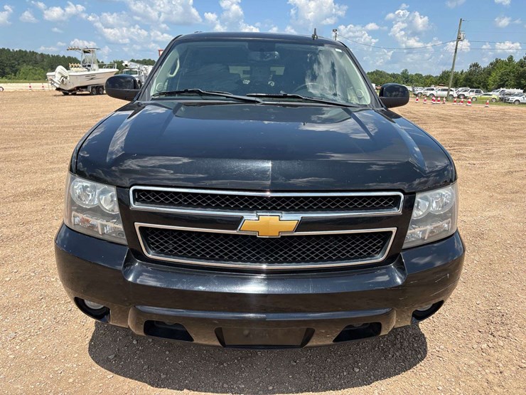 2012-chevrolet-suburban-1500-image-5