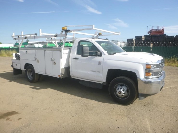 2018-chevrolet-3500-image-2