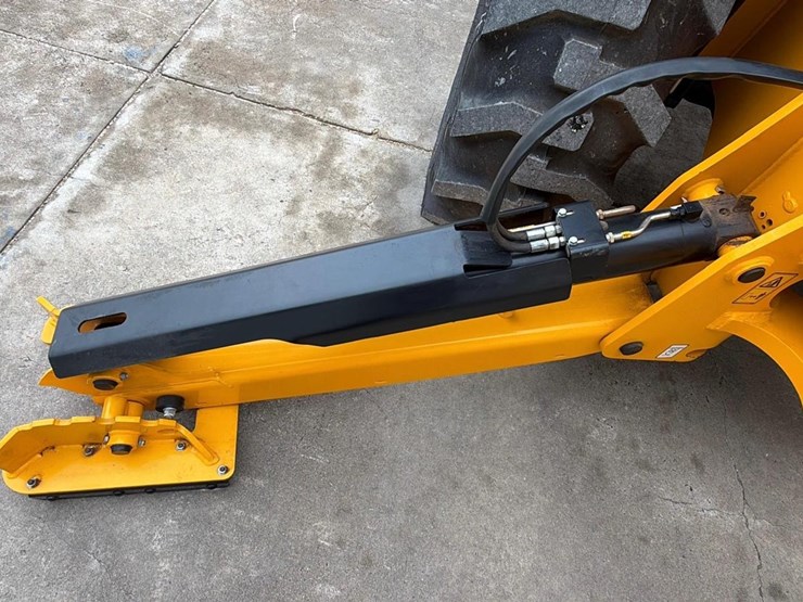 2024-jcb-3cx-image-12