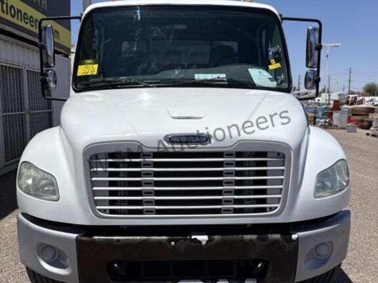 2013-freightliner-m2-106-image-4