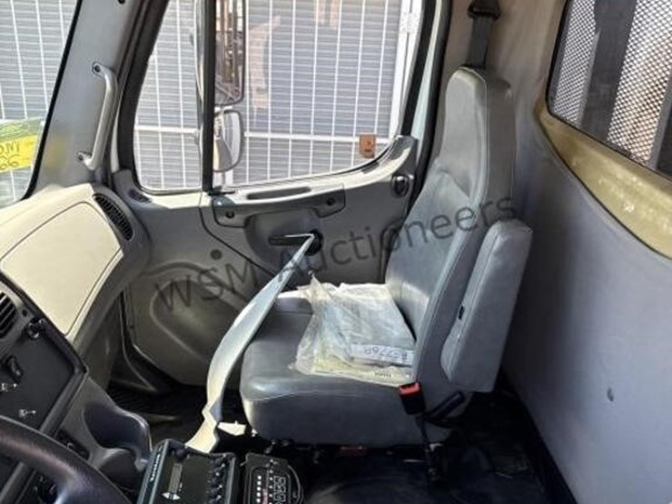 2013-freightliner-m2-106-image-43