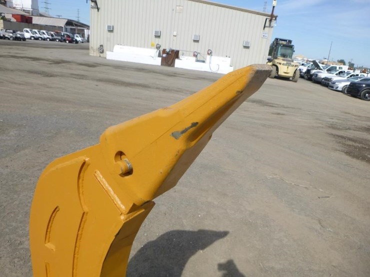 caterpillar-320-image-5