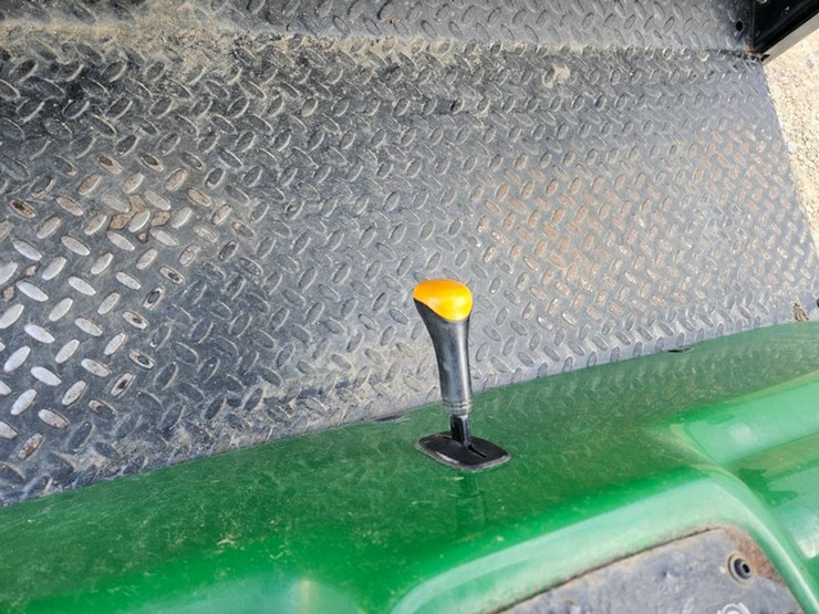 2020-john-deere-gator-image-21