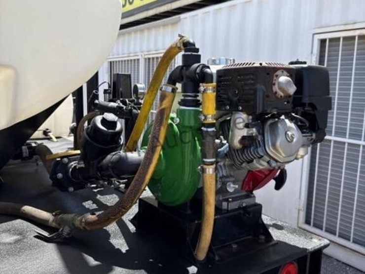 2013-freightliner-m2-106-image-12