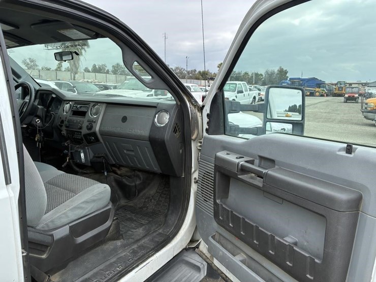2011-ford-f550-image-17