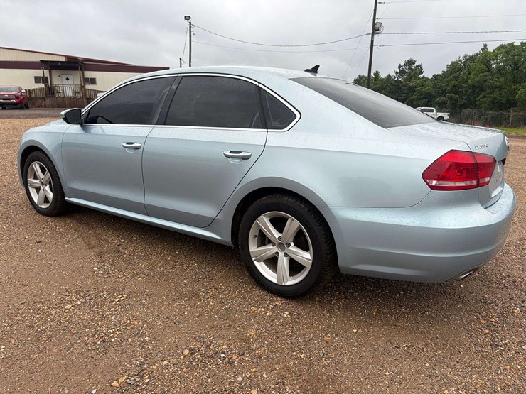 2012-volkswagen-passat-se-diesel-4-door-sedan-(172,508-miles)-image-2