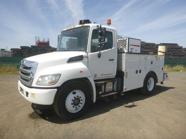 2013-hino-268-image-1