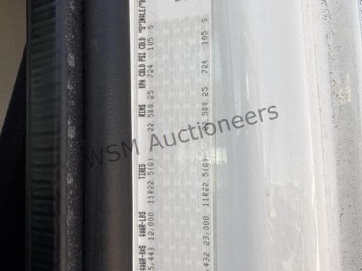 2013-freightliner-m2-106-image-35