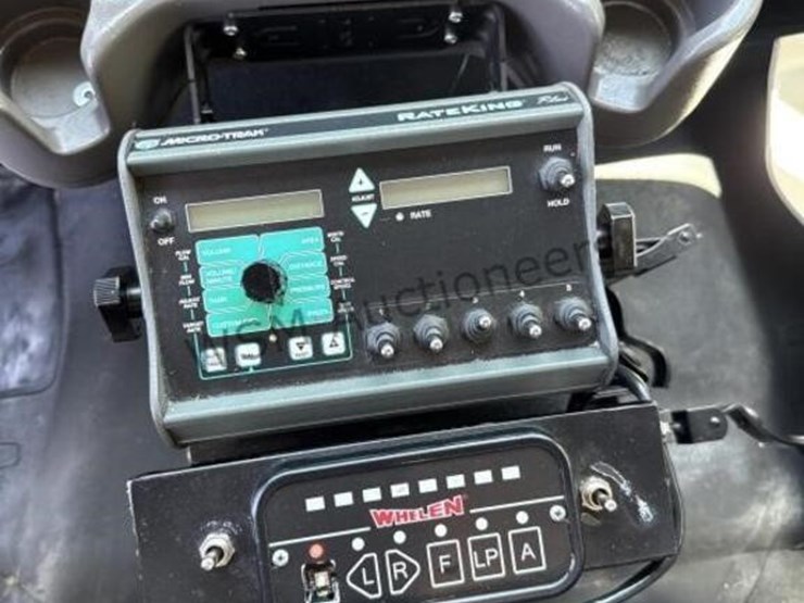 2013-freightliner-m2-106-image-42