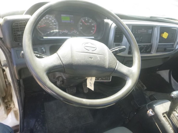 2015-hino-268-image-28