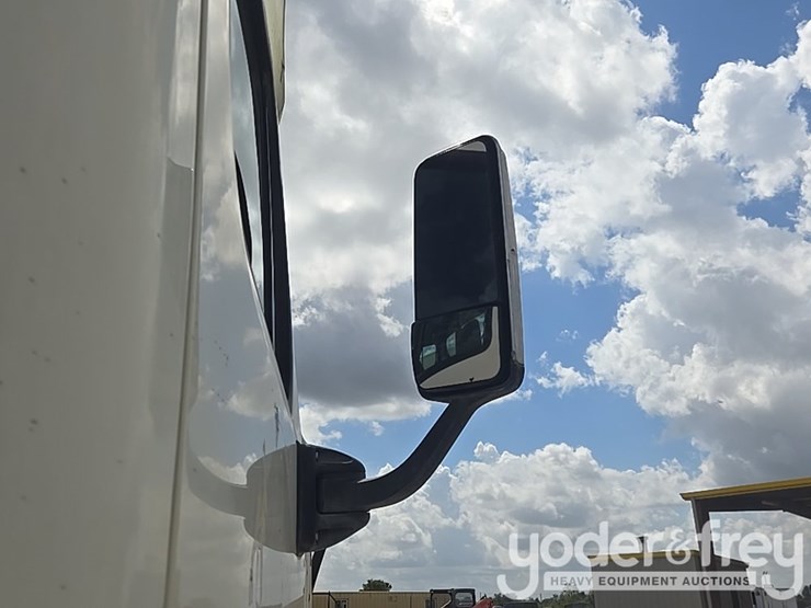 2011-freightliner-cascadia-125-image-72