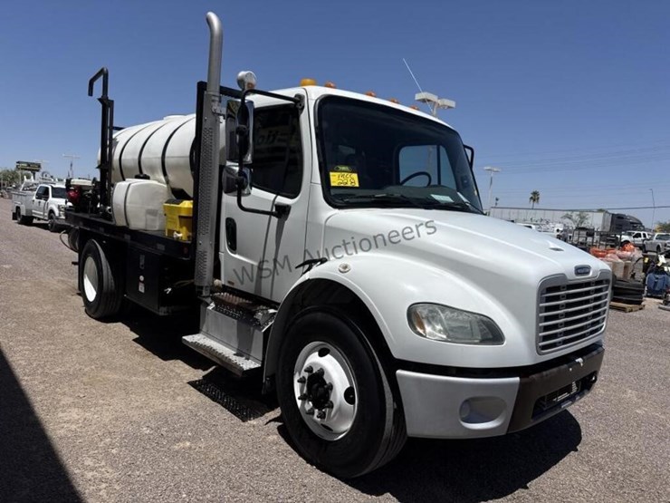 2013-freightliner-m2-106-image-5