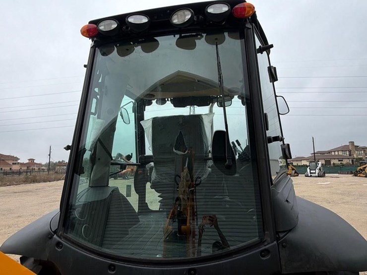 2024-jcb-3cx-image-32