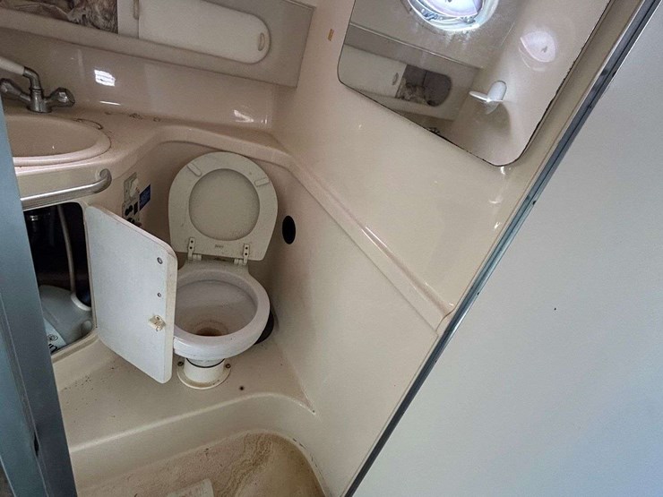 sea-ray-290-sundancer-cuddy-cabin-boat-image-16
