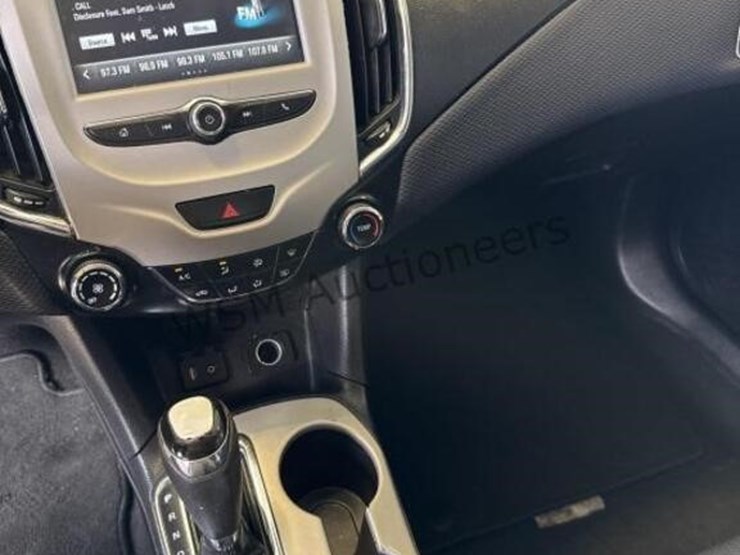 2017-chevrolet-cruze-ls-sdn-image-21
