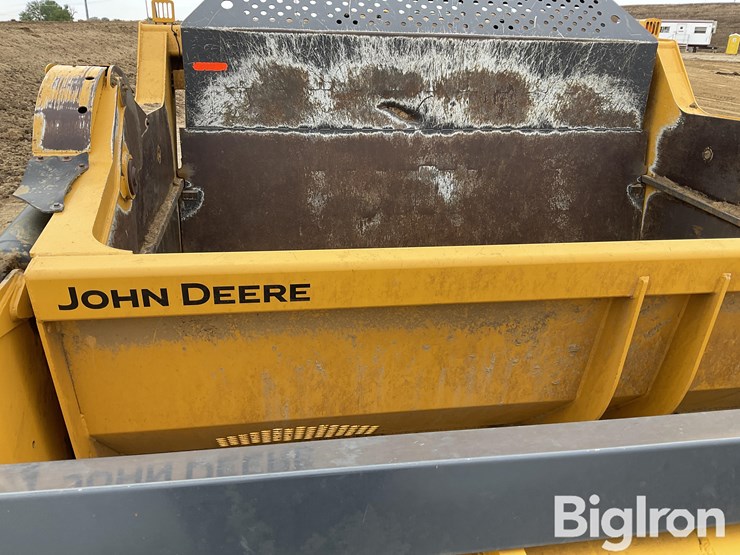 2020-deere-2412e-image-19