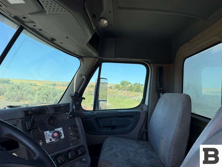 2014-freightliner-cascadia-125-image-48