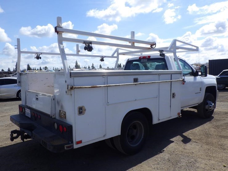 2016-chevrolet-3500-image-3