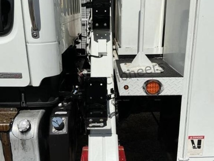 2012-freightliner-m2-106-image-11
