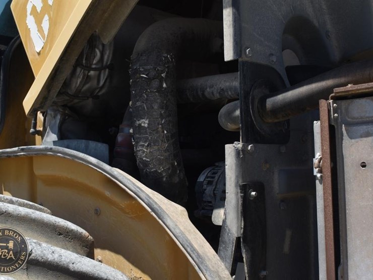 2012-caterpillar-cp56-image-40