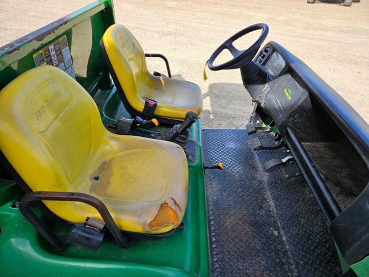 2020-john-deere-gator-image-14