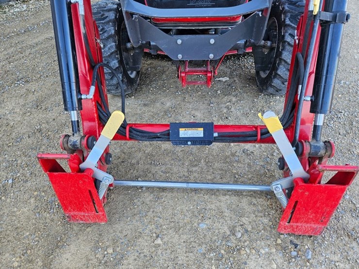 massey-ferguson-1735m-image-9