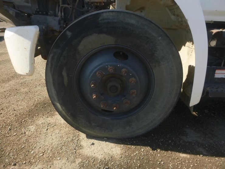 2015-hino-268-image-33