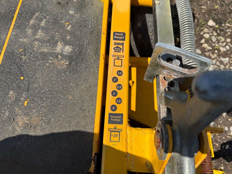 hustler-fastrack-42"-commercial-zero-turn-mower-image-14