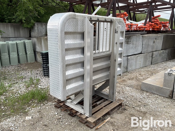 merritt-headache-rack-&-aluminum-saddle-box-image-3